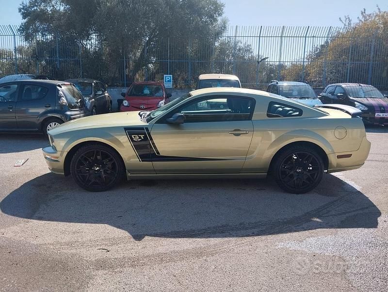 Usata Ford Mustang 350 CV (257 kW) 2008 Verde Berlina