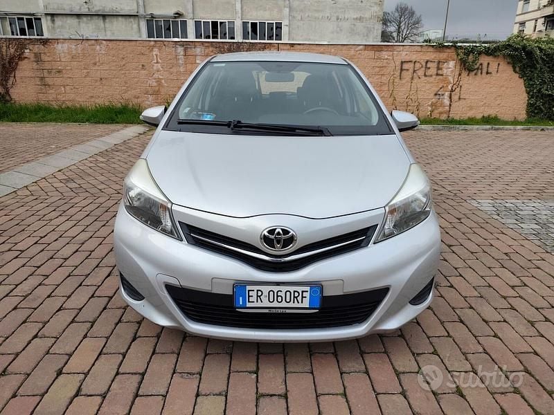 Usata Toyota Yaris 90 CV (66 kW) 2013 Grigio Utilitaria