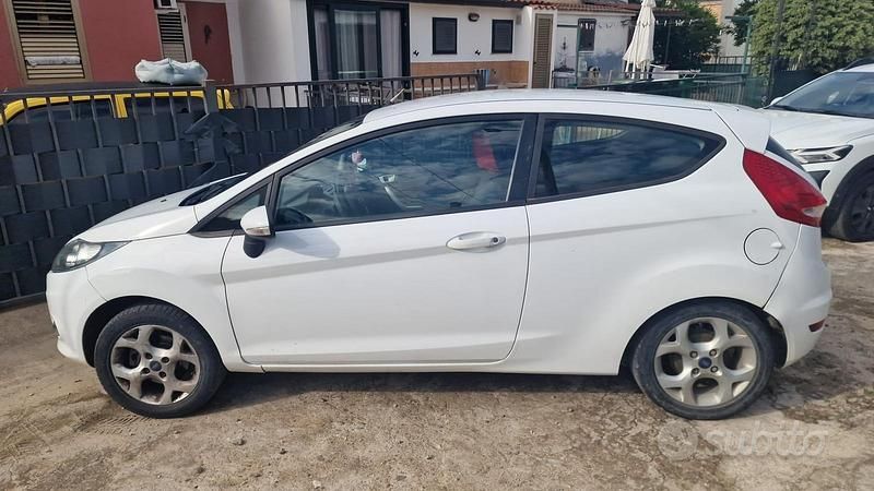 Usata Ford Fiesta 70 CV (51 kW) 2012 Bianco Utilitaria