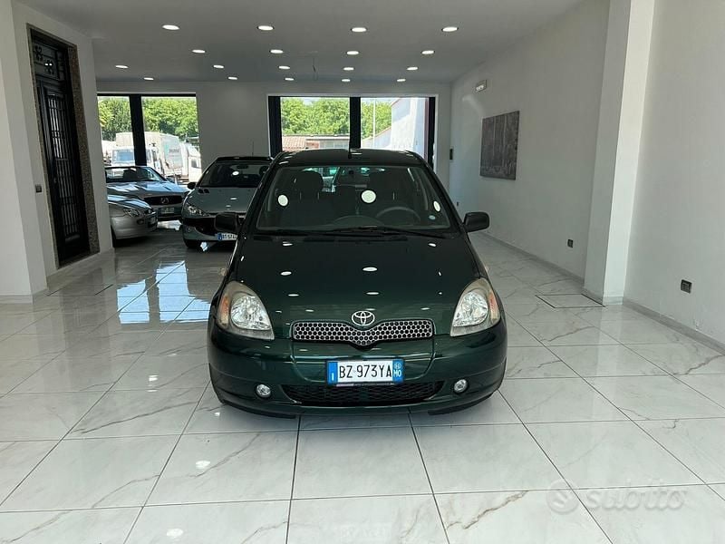 Usata Toyota Yaris Luna 86 CV (63 kW) 2002 Verde Berlina