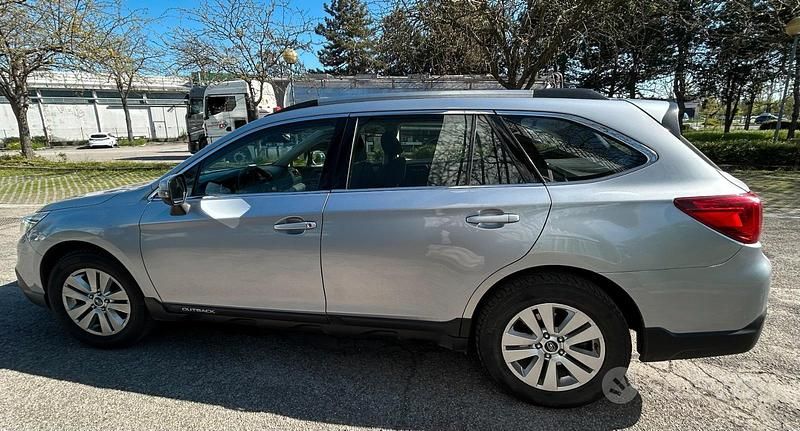 Usata Subaru Outback 150 CV (110 kW) 2016 Grigio Station wagon