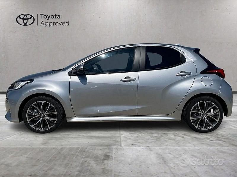 Usata Toyota Yaris Hybrid Lounge 131 CV (96 kW) 2024 Grigio Berlina