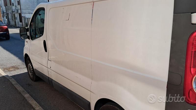 Usata Opel Vivaro 100 CV (73 kW) 2007 Bianco Monovolume