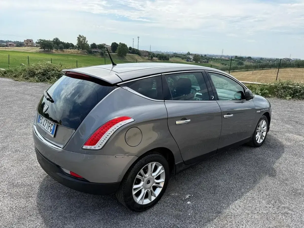 Usata Lancia Delta Gold 120 CV (88 kW) 2013 Grigio Utilitaria
