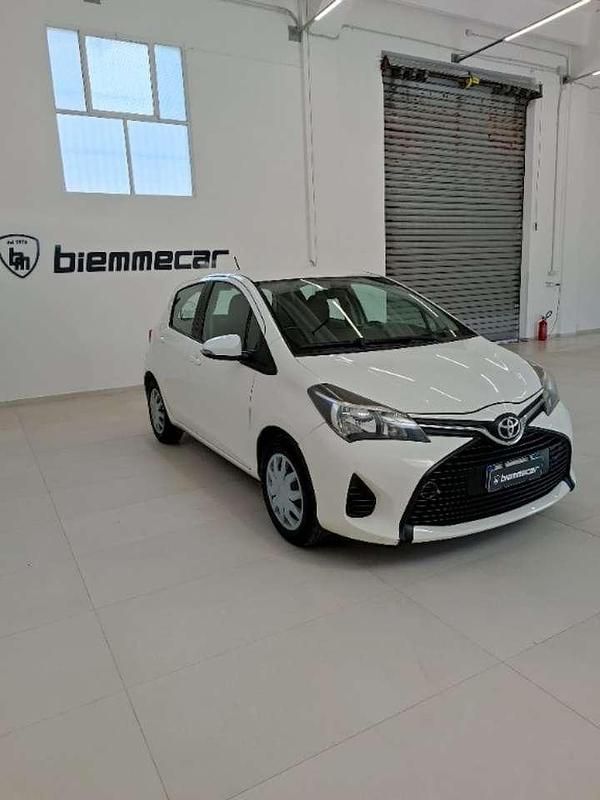 Usata Toyota Yaris Lounge 69 CV (50 kW) 2016 Bianco Berlina