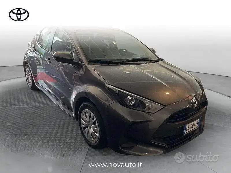 Usata Toyota Yaris Active 72 CV (52 kW) 2021 Grigio Berlina