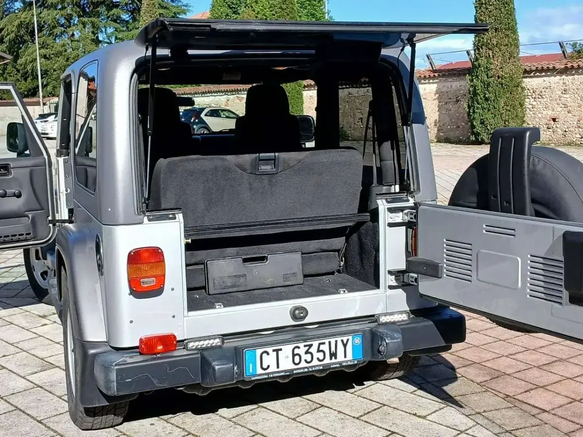 Usata Jeep Wrangler Sport 143 CV (105 kW) 2005 Argento SUV