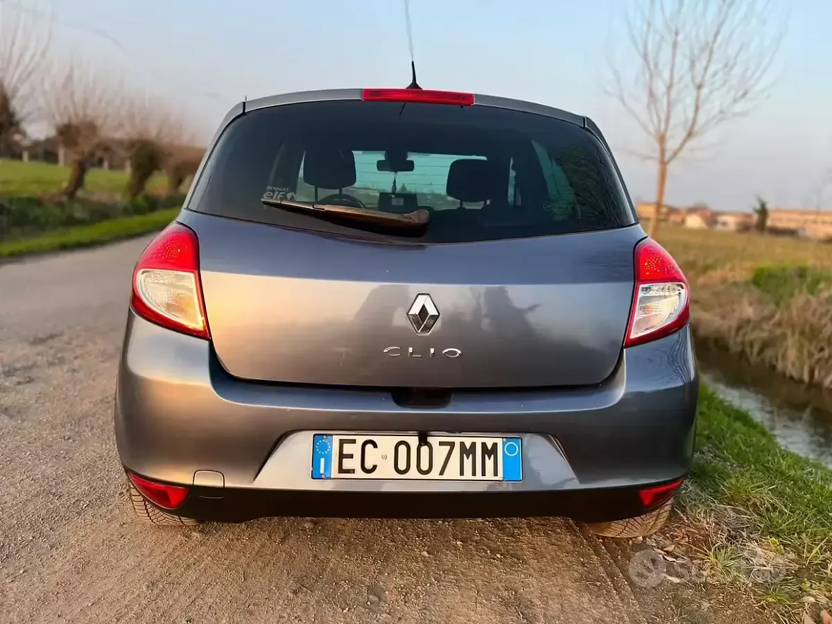 Usata Renault Clio II 101 CV (74 kW) 2010 Grigio Berlina