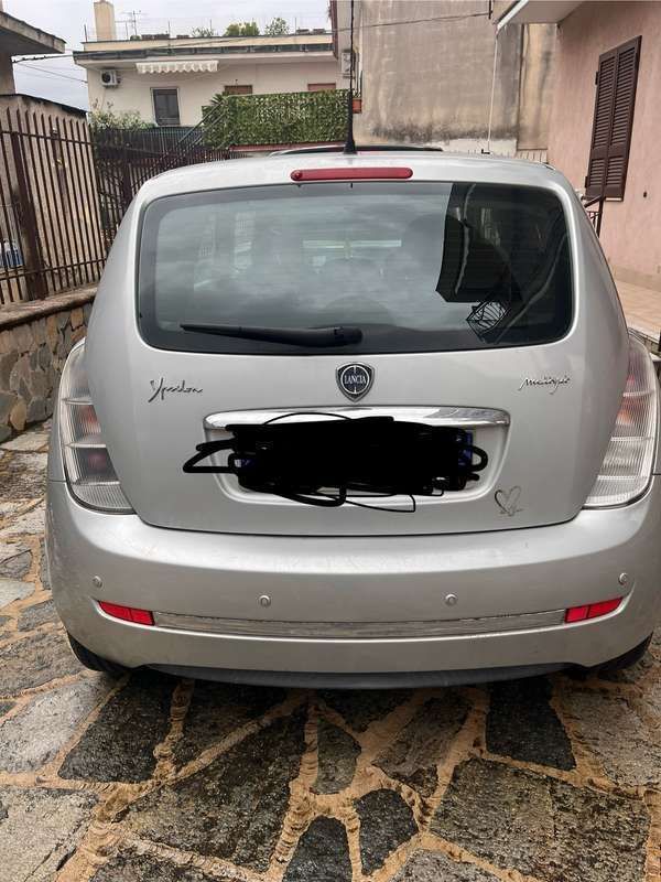 Argento Usata 2008 Lancia Ypsilon Due volumi | 1990 € (Ottimo prezzo) - Immagine 1/4