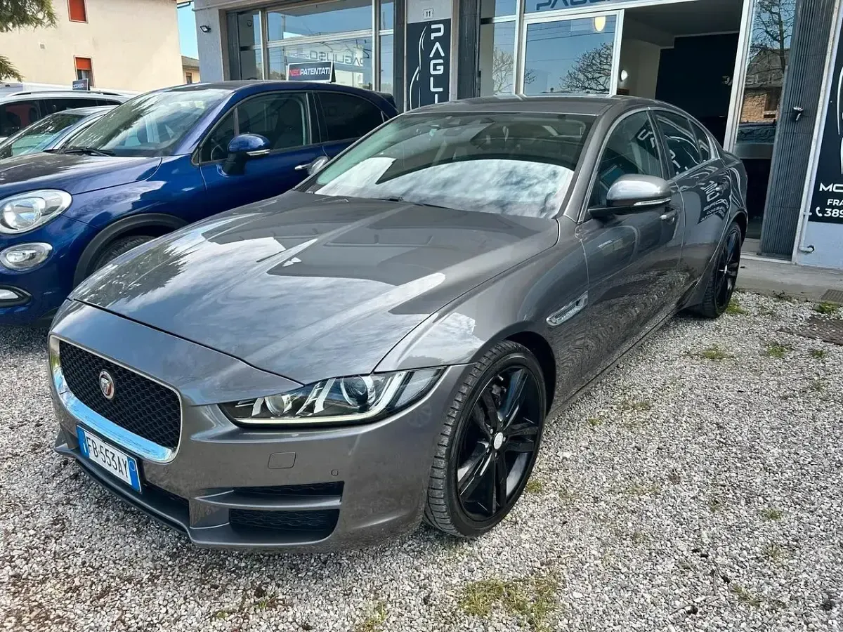 Usata Jaguar XE Portfolio 180 CV (132 kW) 2015 Grigio Berlina