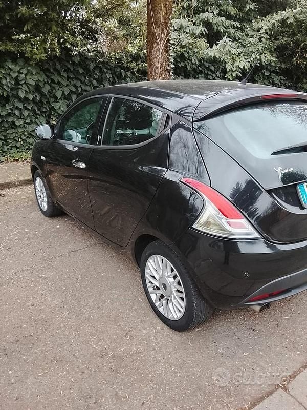 Usata Lancia Ypsilon 69 CV (50 kW) 2015 Nero Utilitaria