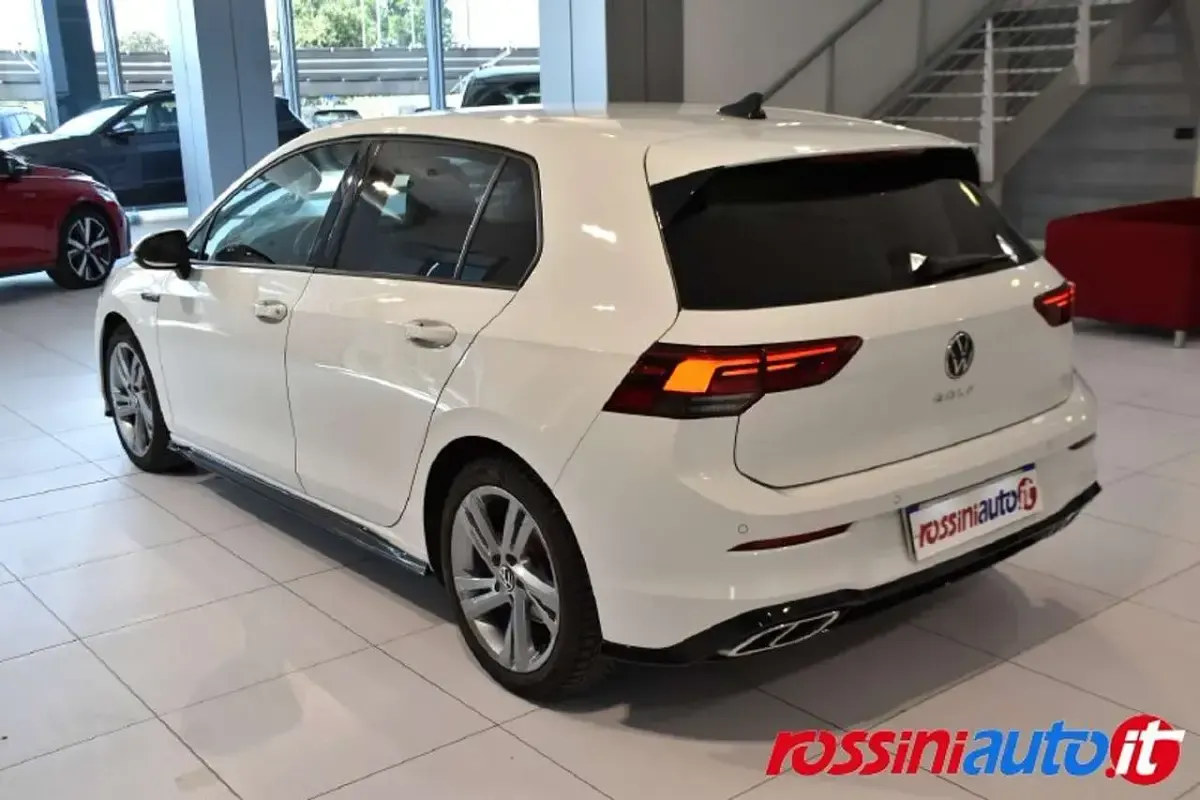 Usata VW Golf VIII R-line Plus 150 CV (110 kW) 2023 Pure white Berlina