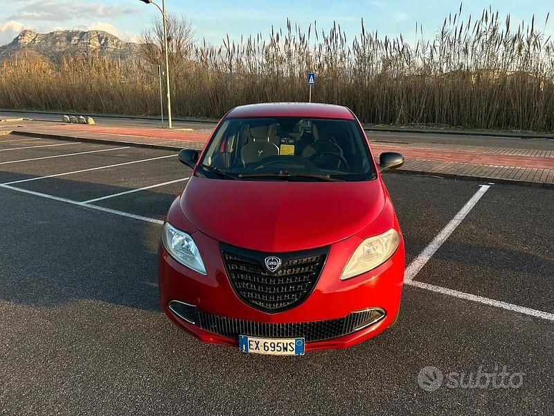 Usata Lancia Ypsilon Gold 69 CV (50 kW) 2015 Rosso Utilitaria