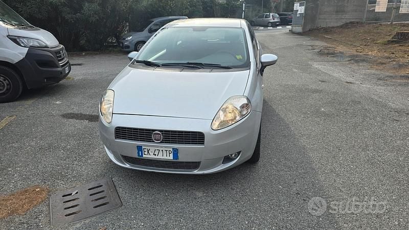 Argento Usata 2011 Fiat Grande Punto Due volumi | 3000 € (Buon prezzo) - Immagine 1/4