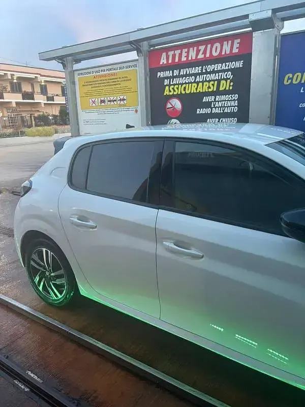 Usata Peugeot 208 Allure 101 CV (74 kW) 2021 Bianco Utilitaria