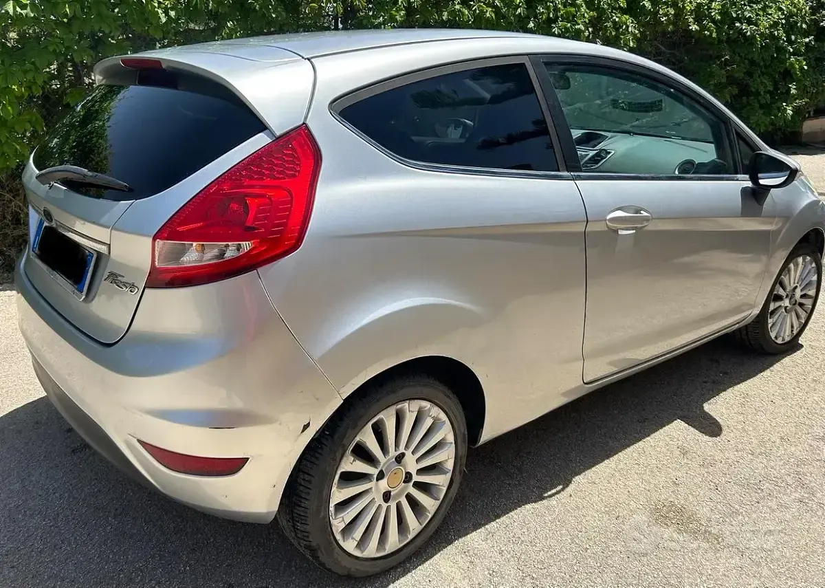Usata Ford Fiesta Titanium 82 CV (60 kW) 2009 Grigio Utilitaria
