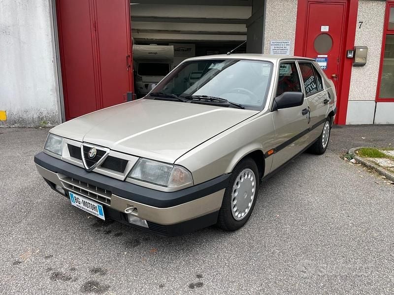 Grigio Usata 1990 Alfa Romeo 33 Tre volumi | 7500 € - Immagine 1/4