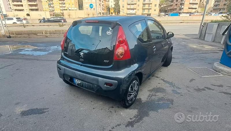 Usata Peugeot 107 Access 68 CV (50 kW) 2010 Nero Utilitaria