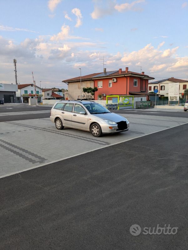 Usata Ford Focus Ambiente 101 CV (74 kW) 2001 Grigio Station wagon