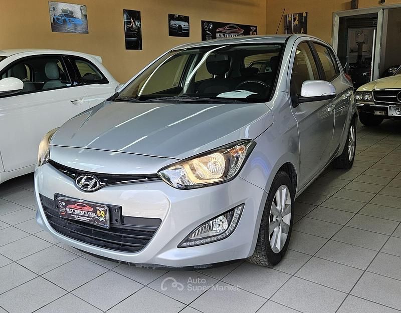 Usata Hyundai i20 Edition 86 CV (63 kW) 2013 Argento Berlina