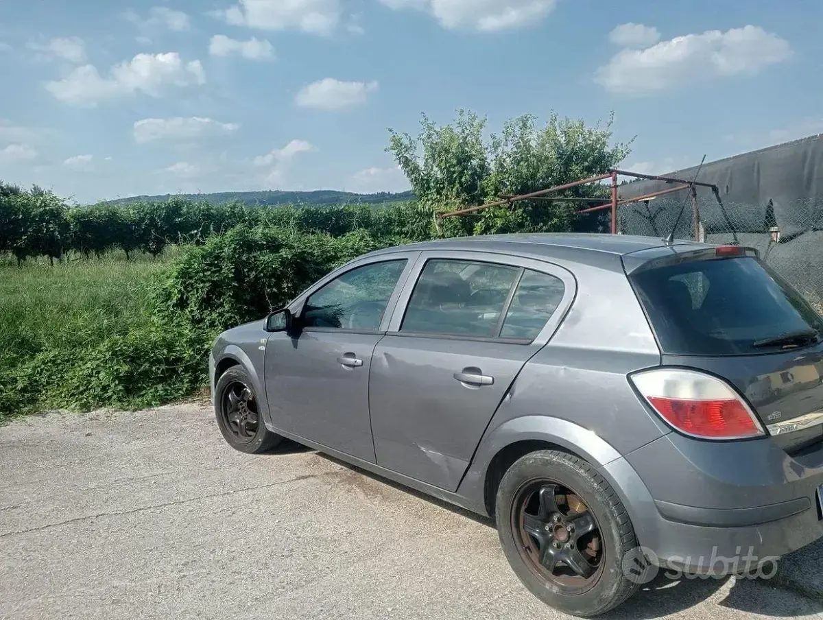 Usata Opel Astra Enjoy 101 CV (74 kW) 2006 Grigio Berlina