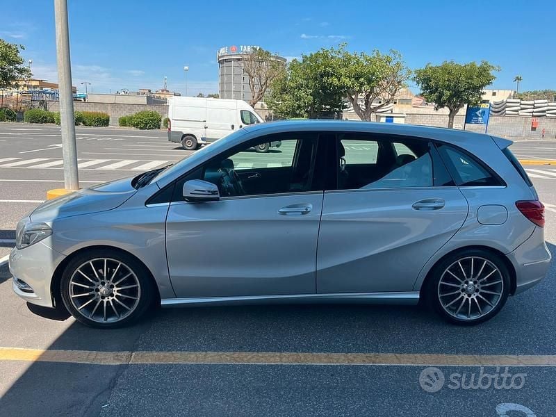 Usata Mercedes B180 109 CV (80 kW) 2015 Grigio Utilitaria