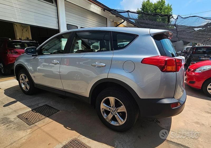 Usata Toyota RAV4 Style 124 CV (91 kW) 2015 Grigio Berlina