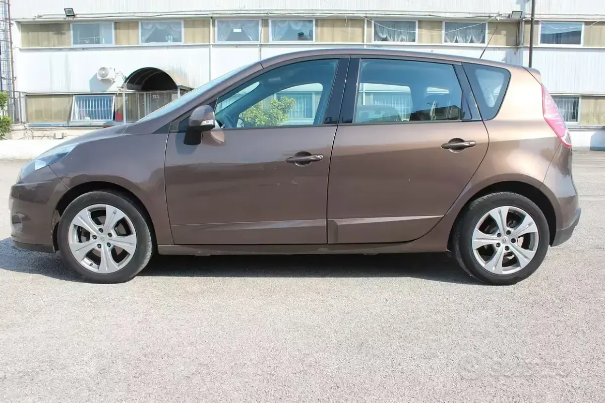 Usata Renault Scénic Luxe 130 CV (95 kW) 2010 Marrone Monovolume