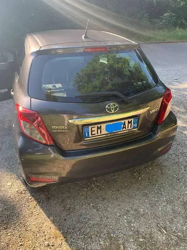 Usata Toyota Yaris Lounge 99 CV (72 kW) 2012 Grigio Utilitaria