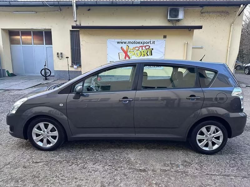 Usata Toyota Corolla Verso Sol 136 CV (100 kW) 2008 Grigio Monovolume