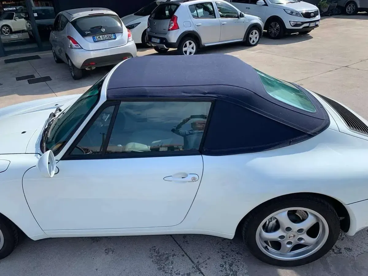 Usata Porsche 911 Carrera 4 Cabriolet 272 CV (200 kW) 1995 Bianco pastello Cabrio