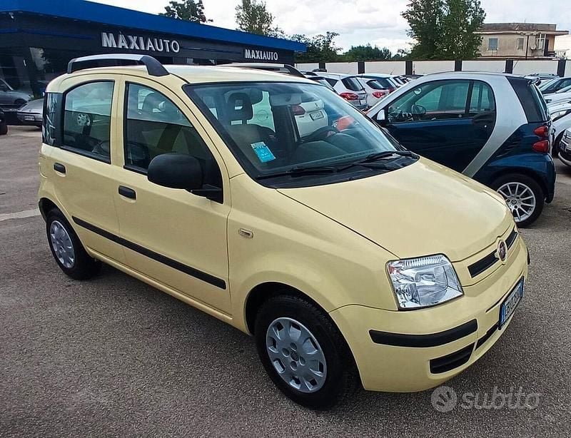 Giallo Usata 2011 Fiat Panda Tre volumi | 4400 € (Ottimo prezzo) - Immagine 1/4