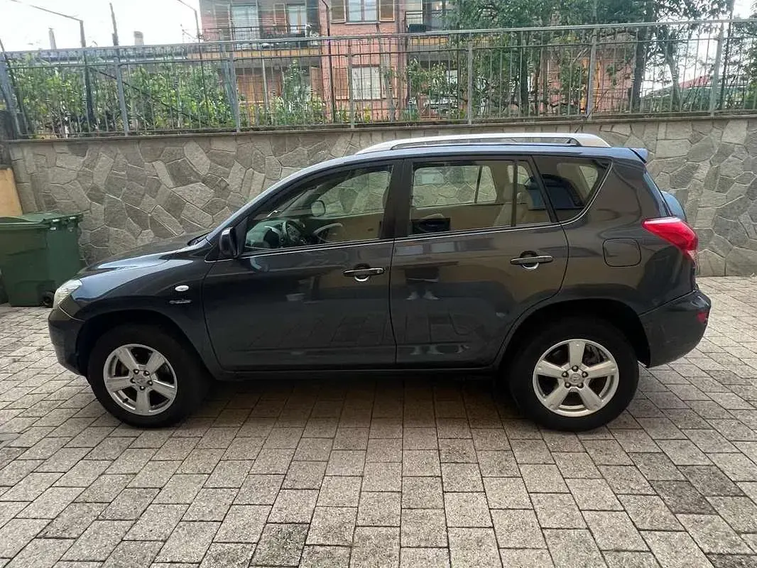 Usado Toyota RAV4 Luxury 152 CV (111 kW) 2007 Gris SUV