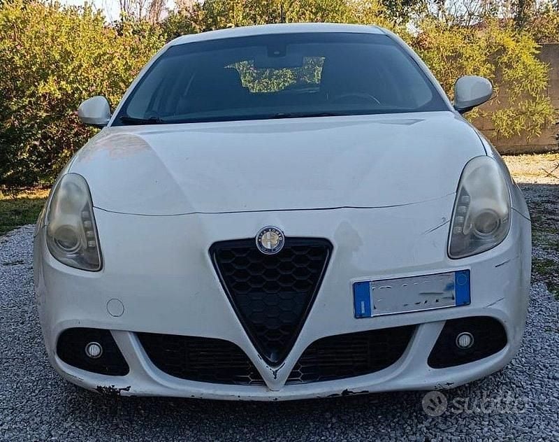 Bianco Usata 2013 Alfa Romeo Giulietta Tre volumi | 4000 € (Super prezzo) - Immagine 1/4