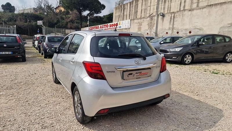 Usata Toyota Yaris Lounge 69 CV (50 kW) 2016 Argento Berlina