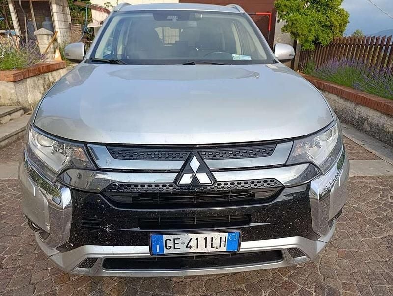 Usata Mitsubishi Outlander P-HEV Instyle 135 CV (99 kW) 2021 Argento SUV