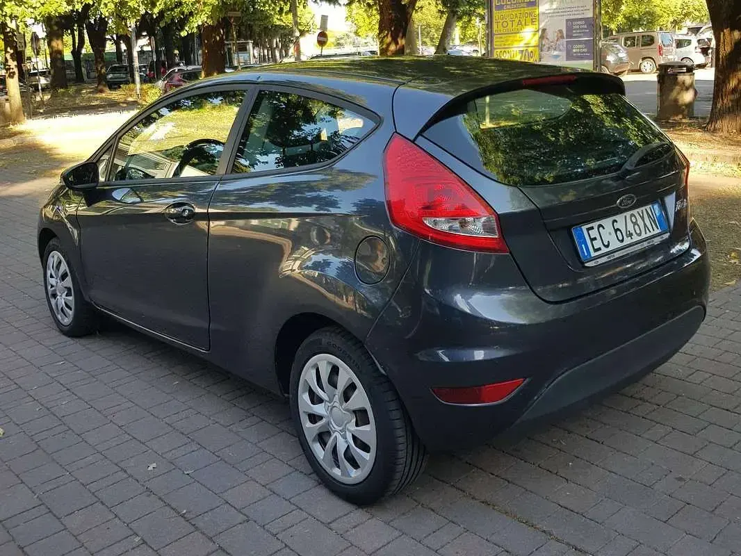 Usata Ford Fiesta 82 CV (60 kW) 2010 Grigio Berlina