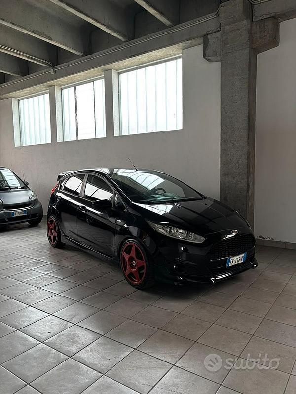 Usata Ford Fiesta 101 CV (74 kW) 2017 Nero Utilitaria