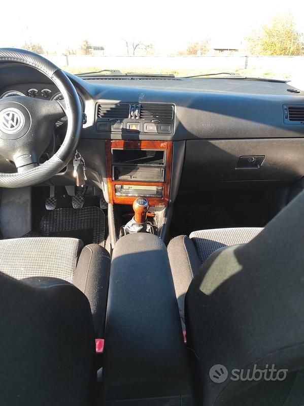 Usado VW Bora 105 CV (77 kW) 2002 Gris Familiar