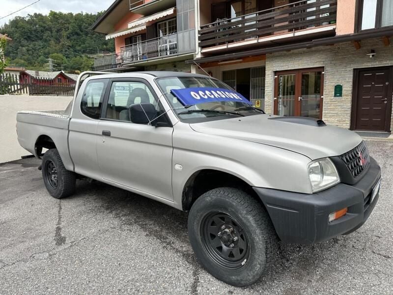 Usata Mitsubishi L200 115 CV (84 kW) 2001 Grigio Pick-up