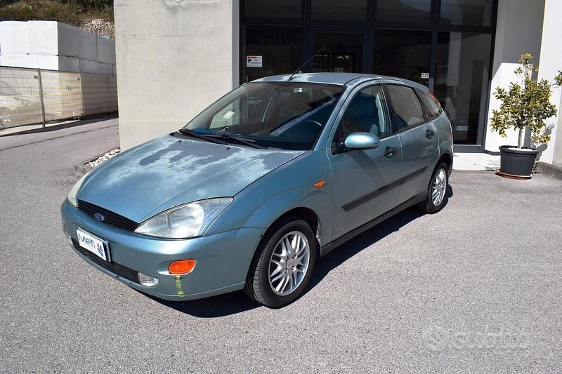 Usata Ford Focus Ghia 116 CV (85 kW) 2000 Blu Berlina