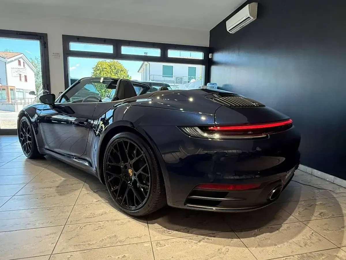 Usata Porsche 992 385 CV (283 kW) 2021 Blue genziana metallizzato Cabrio