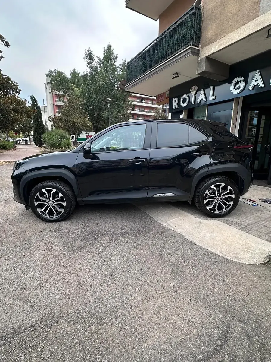 Usata Toyota Yaris Hybrid Business Edition 92 CV (67 kW) 2022 Nero Station wagon
