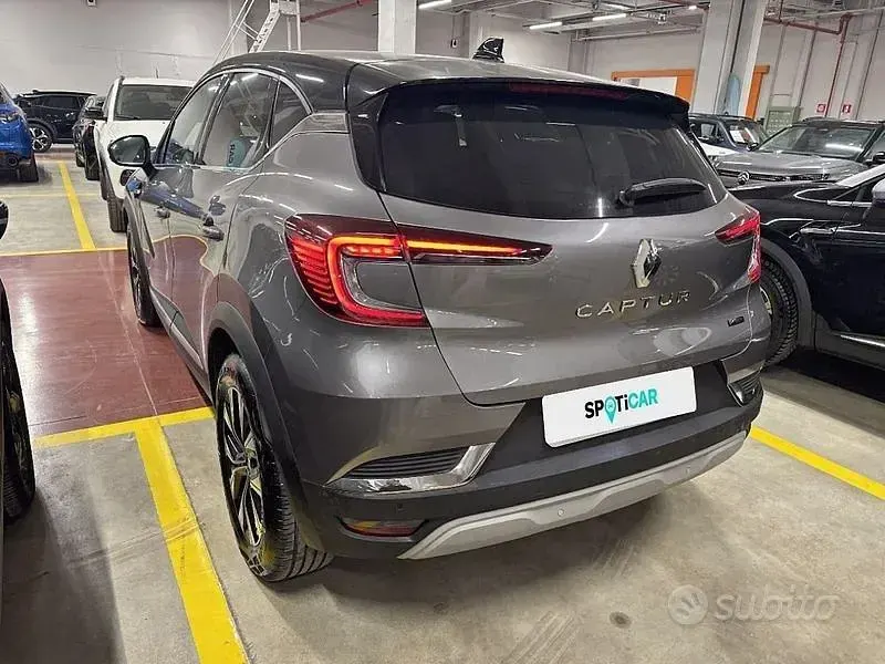 Usata Renault Captur Techno 143 CV (105 kW) 2023 Grigio SUV
