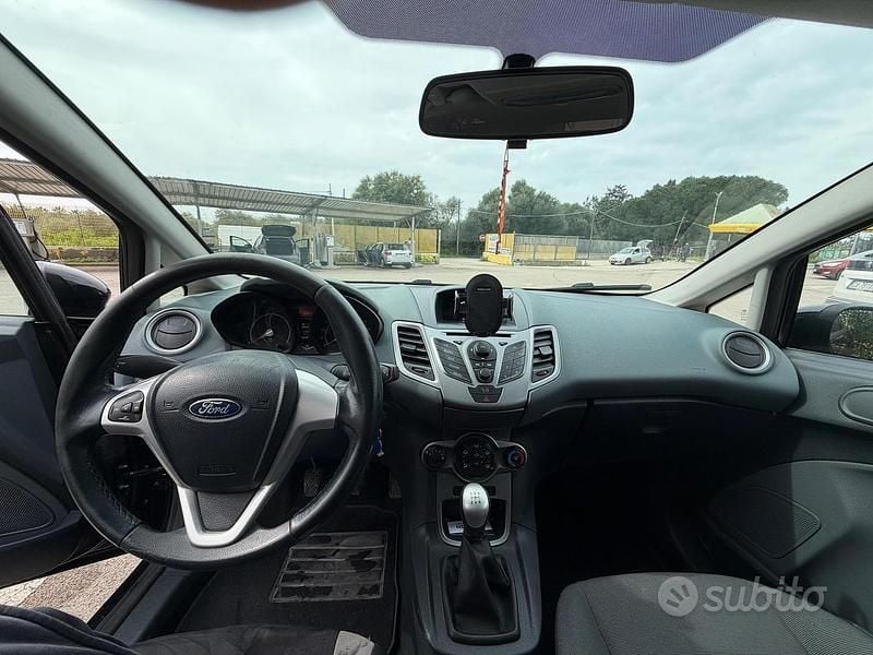 Usata Ford Fiesta Business Edition 70 CV (51 kW) 2011 Nero Utilitaria