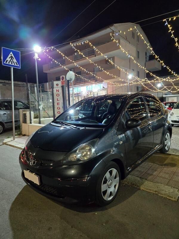 Grigio Usata 2009 Toyota Aygo Due volumi | 5500 € - Immagine 1/4