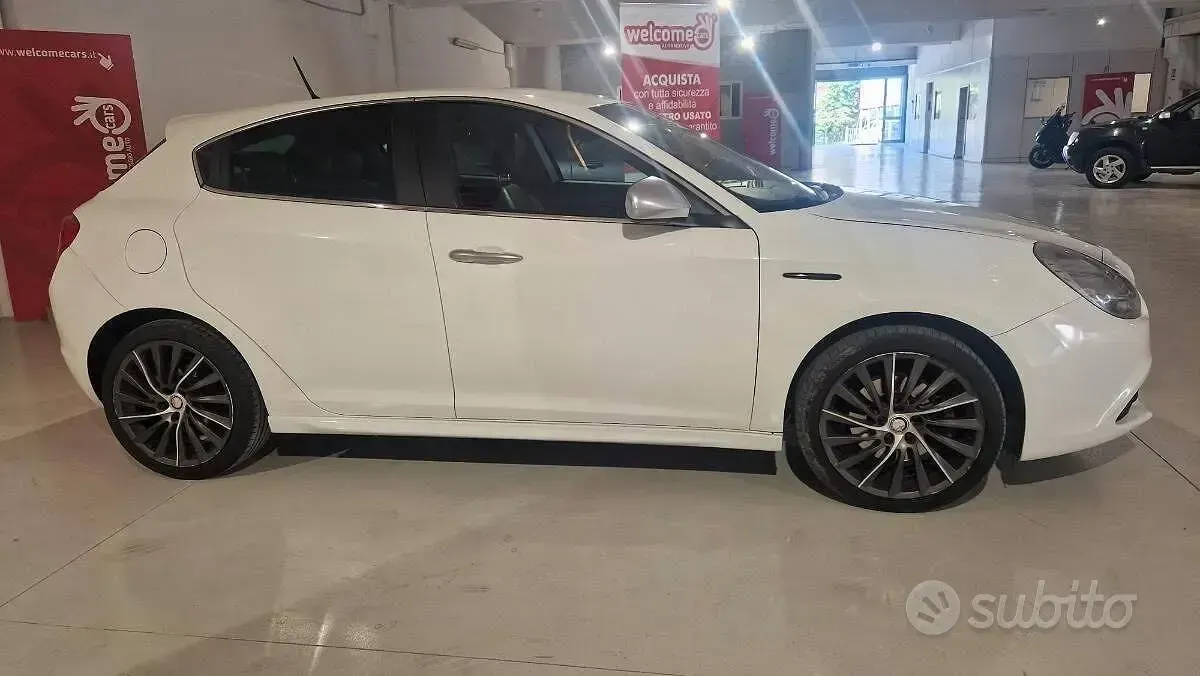 Usata Alfa Romeo Giulietta Exclusive 140 CV (102 kW) 2011 Bianco Utilitaria