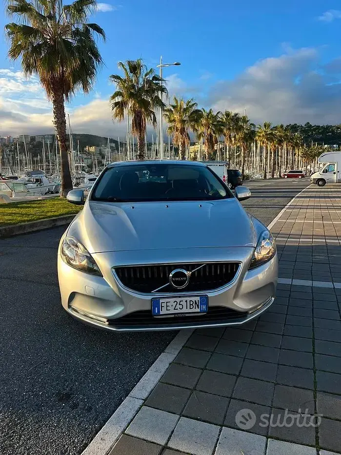 Usata Volvo V40 R-Design Momentum 120 CV (88 kW) 2016 Grigio Berlina
