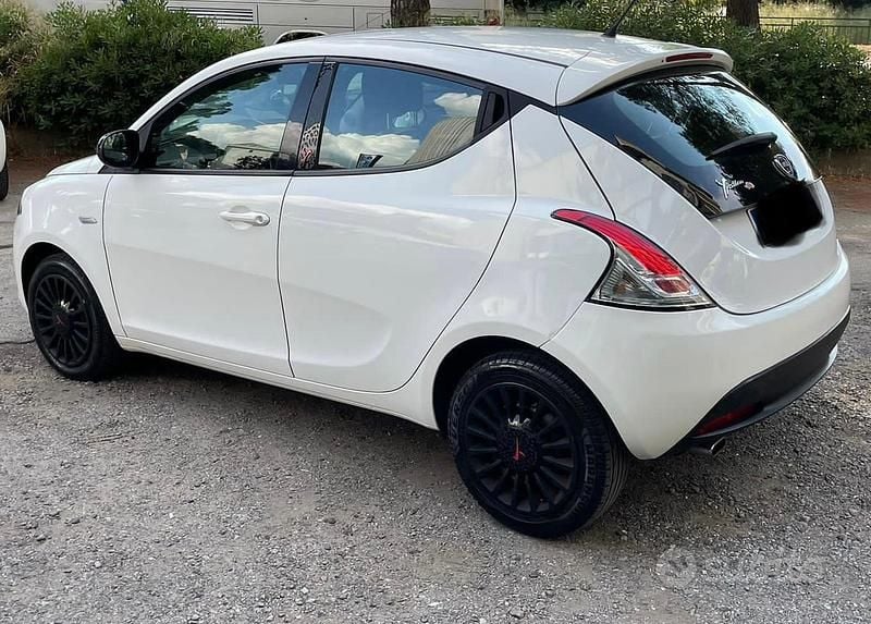 Usata Lancia Ypsilon 95 CV (69 kW) 2015 Utilitaria