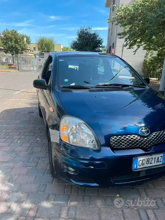 Usata Toyota Yaris 65 CV (47 kW) 2003 Bluazzurro Utilitaria